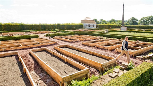 Kasteln Libor vec se prochz po novch zahradch rekonstruovanho Kuksu (20.8.2014).