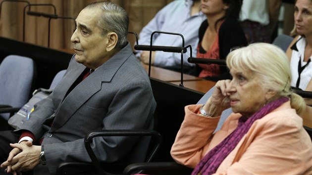 Doktor Norberto Atilio Bianco a nkdej zdravotn sestra Yolanda Arroche de Sala Garcia v soudn sni ekaj na rozsudek za odebrn dt matkm neptelskm reimu.