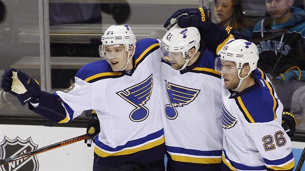 Dmitrij Jakin, Patrik Berglund a Paul Stastny (zleva) slav trefu St. Louis proti San Jose.