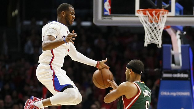 Chris Paul z LA Clippers let k Jaredu Dudleymu z Milwaukee.