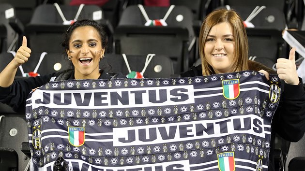 Fanynky turnskho Juventusu pi zpase italksho Superpohru.