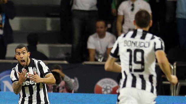 Carlos Tevez (uprosted) slav se spoluhri z Juventusu svj gl proti Neapoli.