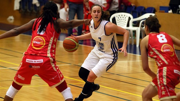 TAK KDO S KOHO, DMY? Karlovarsk basketbalistka Sara Marie Halasz by rda stlela na ko, zastavit se ji sna slvistka Baendu Lowenthal (s slem 6).