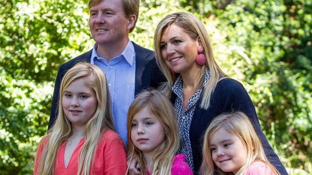 Nizozemsk krl Willem Alexander, krlovna Mxima a jejich dcery, princezna Amalia, princezna Alexia a princezna Ariane (Villa La Angostura, 22. prosince 2014)