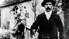Součástí vánočních svátků ve Walesu je i Mari Lwyd - podivná postava s koňskou... Součástí vánočních svátků ve Walesu je i Mari Lwyd - podivná postava s koňskou...