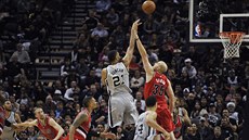 Tim Duncan ze San Antonia střílí na koš Portlandu. Tim Duncan ze San Antonia střílí na koš Portlandu.