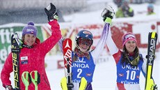 VEOBECNÁ SPOKOJENOST. Zleva árka Strachová, Mikaela Shiffrinová a Wendy...