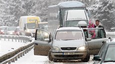 Kamiony zablokovaly dopravu na hlavním silničním tahu z Karlových Varů do Prahy. Kamiony zablokovaly dopravu na hlavním silničním tahu z Karlových Varů do Prahy.