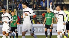 Luca Rigoni (vpravo), fotbalista Palerma, oslavuje gól v zápase proti Atalant.