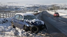 idii na vtin území Spojeného království se potýkají s namrzlými silnicemi...