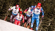 V ELE. Ondej Moravec vede skupinku biatlonist v závod s hromadným startem v...