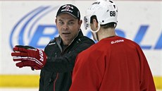 NA LED. Adam Oates (vlevo) a Jaromír Jágr na sobotním tréninku New Jersey...