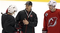 PŘI PRÁCI. Scott Stevens (uprostřed) na tréninku hokejistů New Jersey Devils s... PŘI PRÁCI. Scott Stevens (uprostřed) na tréninku hokejistů New Jersey Devils s...