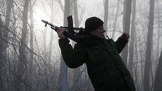 Proruský ozbrojenec na hlídce u obce Pantelejmonovka, severn od Doncku (15....