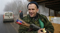 Separatisté hlídkují na kontrolním stanoviti u východoukrajinského msta...