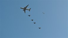 Ptice eských gripen ve formaci s italským tankerem KC-767