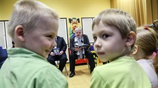 Dětem z ostravské školky předčítal policejní pohádku i náměstek hejtmana Josef... Dětem z ostravské školky předčítal policejní pohádku i náměstek hejtmana Josef...