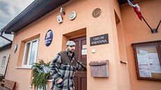 Starosta Nové Vsi Marek Prokeš vchází do obecního úřadu, jehož část si... Starosta Nové Vsi Marek Prokeš vchází do obecního úřadu, jehož část si...