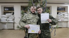 Ukrajinská armáda slaví Vánoce v Doncké oblasti. Od píznivc dostali jídlo i...