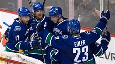 Radim Vrbata (vlevo) se raduje se spoluhráči z gólu Vancouveru. Radim Vrbata (vlevo) se raduje se spoluhráči z gólu Vancouveru.