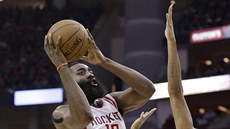 James Harden z Houstonu střílí v utkání proti Portlandu. James Harden z Houstonu střílí v utkání proti Portlandu.