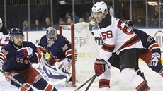 Jaromír Jágr z New Jersey se pokouší prosadit proti obraně New York Rangers. Jaromír Jágr z New Jersey se pokouší prosadit proti obraně New York Rangers.