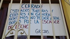 Zavřeno kvůli nedostatku mléka, uvádí se na nápisu na dveřích slavné cukrárny. Zavřeno kvůli nedostatku mléka, uvádí se na nápisu na dveřích slavné cukrárny.