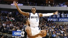 Boris Diaw (v černém) ze San Antonia dostal do vzduchu Rajona Ronda z Dallasu. Boris Diaw (v černém) ze San Antonia dostal do vzduchu Rajona Ronda z Dallasu.