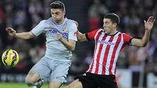 Oscar de Marcos (vpravo) z Bilbaa atakuje Siqueiru z Atlétika Madrid. Oscar de Marcos (vpravo) z Bilbaa atakuje Siqueiru z Atlétika Madrid.