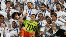 Iker Casillas slaví se spoluhráči z Realu Madrid titul z mistrovství světa... Iker Casillas slaví se spoluhráči z Realu Madrid titul z mistrovství světa...