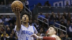 Elfrid Payton (vlevo) z Orlanda zakonuje na ko Clevelandu kolem Mika Millera.