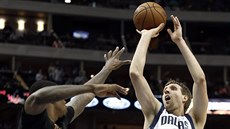 Dirk Nowitzki (v bílém) z Dallasu střílí na koš LA Lakers přes Eda Davise... Dirk Nowitzki (v bílém) z Dallasu střílí na koš LA Lakers přes Eda Davise...