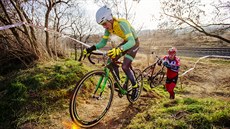 Václav Sirůček (vpředu) na trati Pražského cyklokrosu Václav Sirůček (vpředu) na trati Pražského cyklokrosu