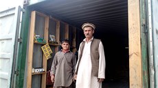 Oba Farídulláhové ped novou autodílnou (Afghánistán, 30. listopadu 2014).