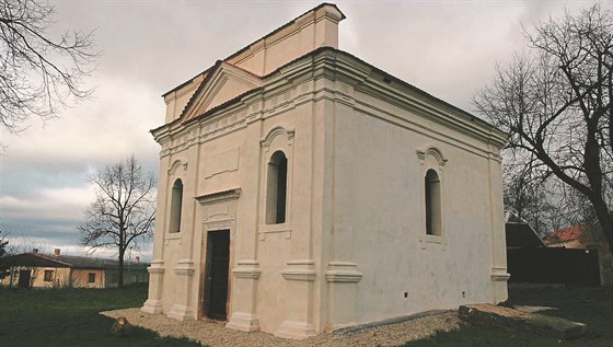 Pohební kaple v empírovém slohu byla postavena v roce 1817. Byly v ní uloeny...