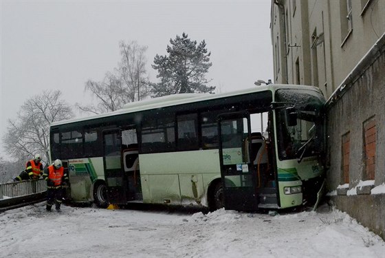 Autobus narazil v Lokti do domu a pokodil plynovou pípojku.