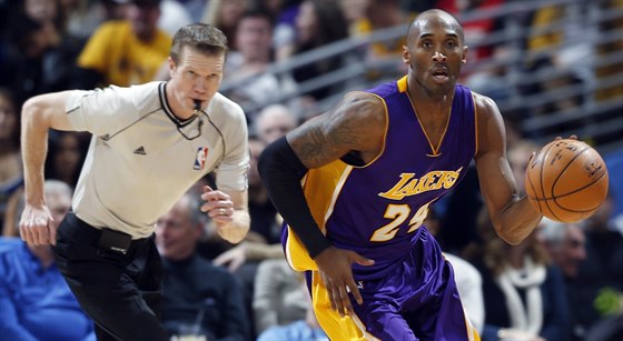 Kobe Bryant z LA Lakers uhání k denverskému koi.