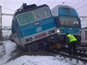 Osobn vlak na ndra v Poanech projel na ervenou a srazil se s rychlkem.