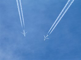 Letecký fanouek Justin Beaumont zachytil na snímku dv letadla nad Londýnem,...