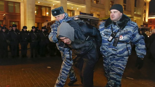 Policie zadruje jednoho z protestujcch v rmci demonstrace na Mannm nmst v Moskv. (30. prosince 2014)