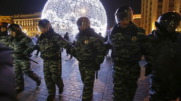 Policie tvo ze v rmci demonstrace na Mannm nmst v Moskv. (30. prosince 2014)