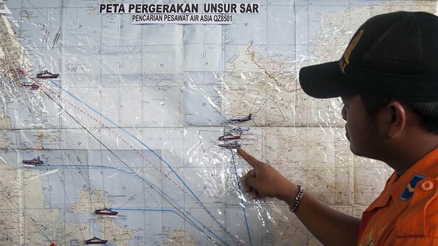 Nad Jvskm moem pokrauje ptrn po airbusu spolenosti Indonesia AirAsia (29. prosince 2014)