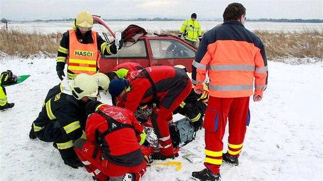 Nejh dopadl dvaaadvacetilet spolujezdec, kterho odvezl vrtulnk do steck nemocnice.