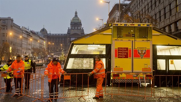 Prat zchrani instalovali 31. prosince na rohu Vclavskho nmst a tpnsk ulice speciln sanitn vz Golem, ve kterm kadoron oet pi bujarch silvestrovskch oslavch v centru metropole destky zrannch.