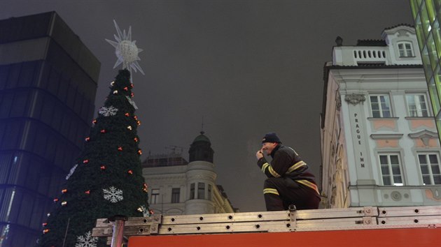 Policist a hasii poslali do centra Prahy destky svch lid (31. prosince 2014)