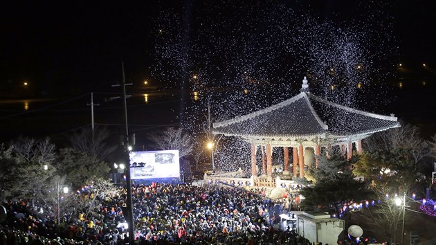 Oslava novho roku v Jin Koreji. Plnoc tam odbila v 16 hodin stedoevropskho asu.