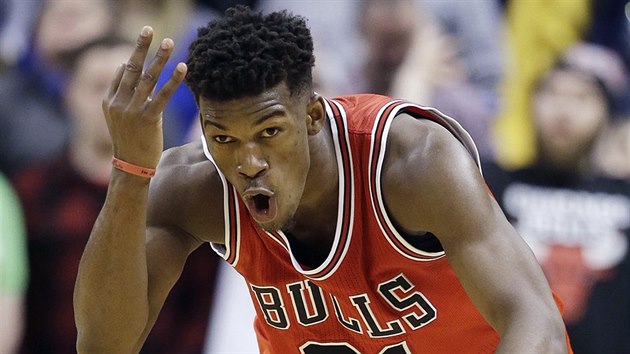 Jimmy Butler z Chicaga slav svou trefu proti Indian.