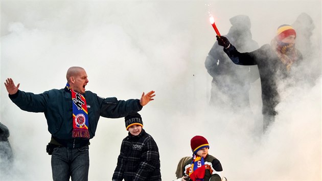 Fanouci fotbalov Sparty se na Silvestrovskm derby vytasili s pyrotechnikou.