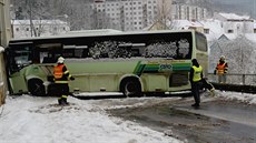 Autobus narazil v Lokti do domu a pokodil plynovou pípojku.