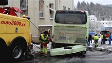 Autobus narazil v Lokti do domu a pokodil plynovou pípojku.